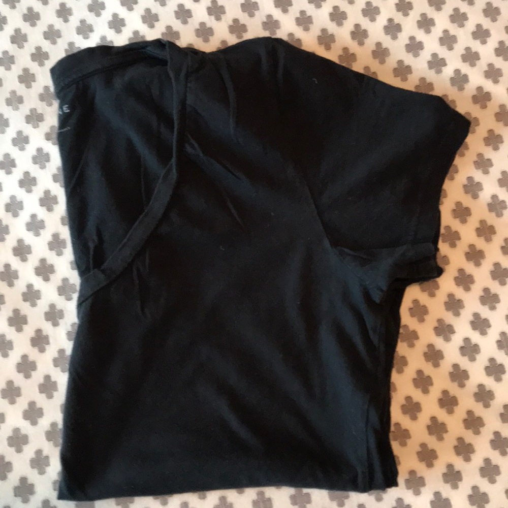 Everlane black tee